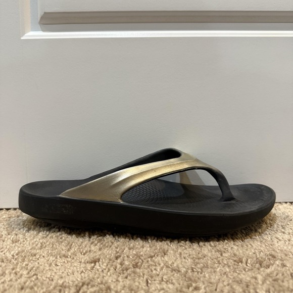 Oofos Ooahh Sandals Womens Size 9 Black Gold Recovery Flip Flop Comfort Shoes - Picture 1 of 9
